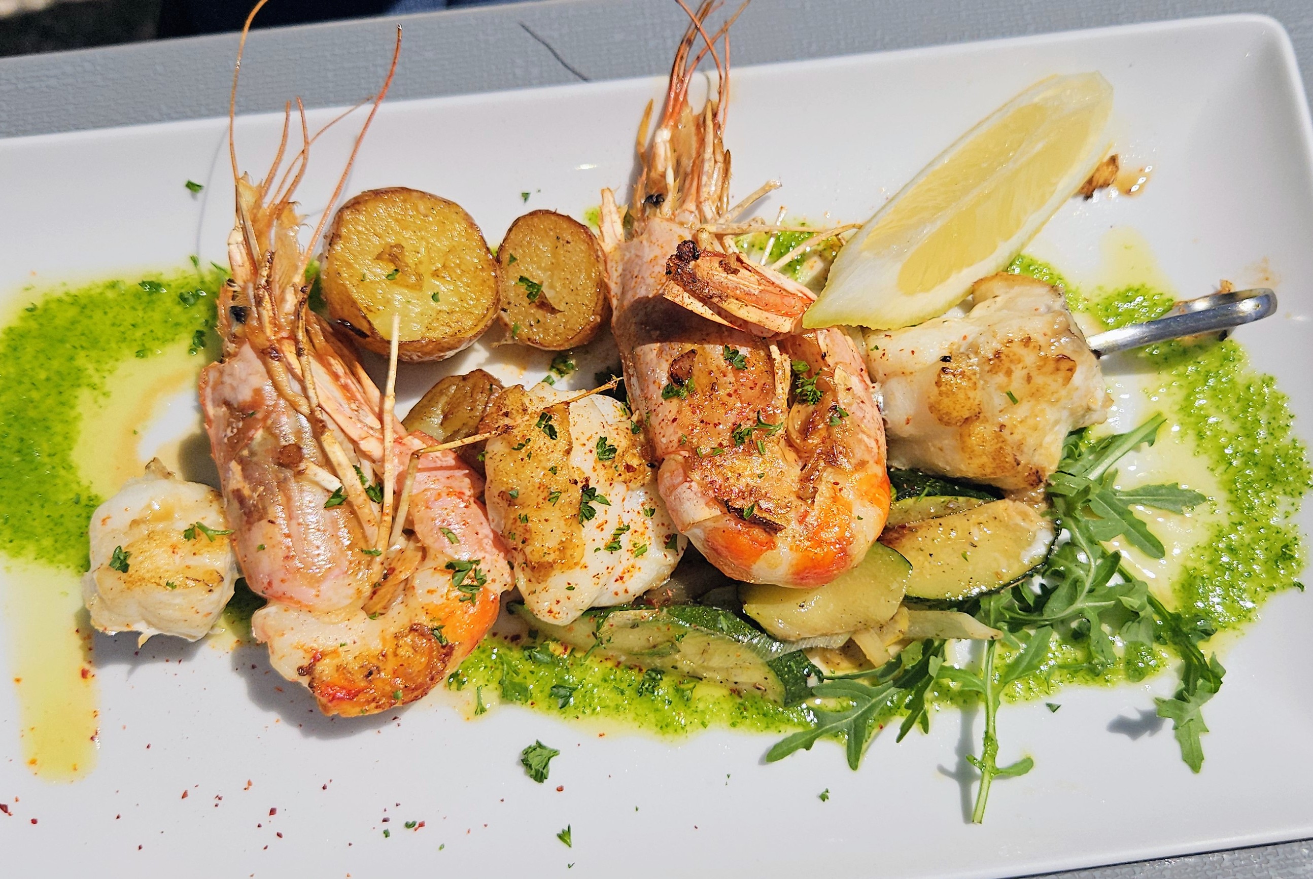 Gambas grillées et brochette de poisson
